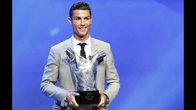 Cristiano Ronaldo con su premio al mejor del año para la UEFA.