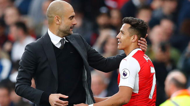 Pep Guardiola y Alexis Sánchez se saludan durante un Manchester City-Arsenal.