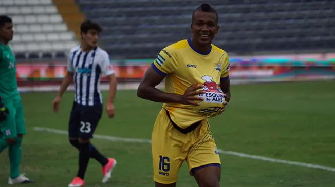 Henry Cangá celebra el segundo gol de Delfín ante Alianza Lima.