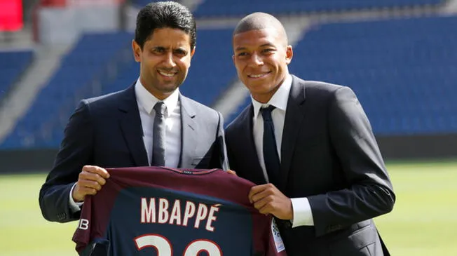Kylian Mbappé junto al dueño del París Saint-Germain Nasser Al-Khelaïf. 