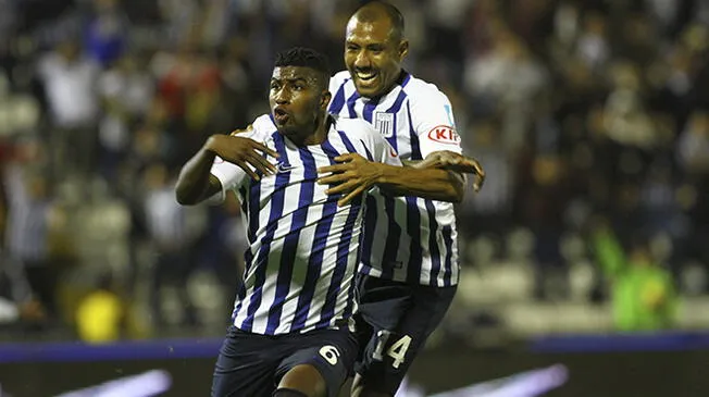 Carlos Ascues celebra su gol con 'Cachito' Ramírez.