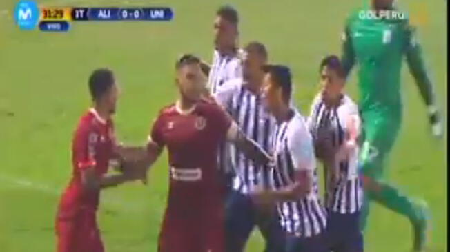 Juan Vargas defiende a Alexi Gómez de los jugadores de Alianza Lima.