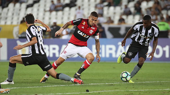 Paolo Guerrero enfrenta a dos jugadores del Botafogo.