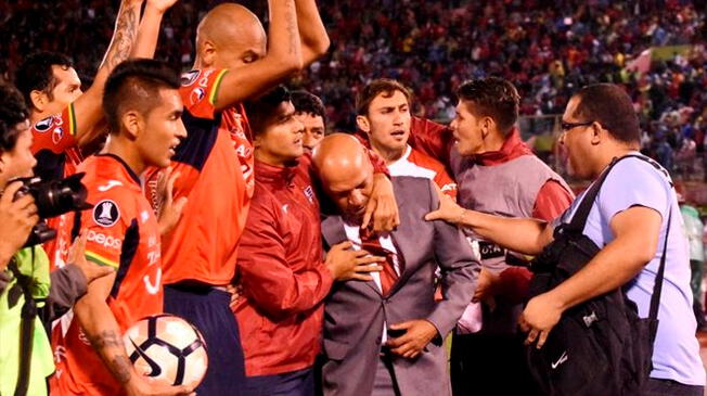 Jugadores del Wilstermann festejan con Roberto Mosquera un triunfo en la Copa Libertadores.