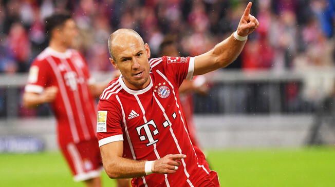 Bayern Munich trolea a Arjen Robben por anotar con su pierna derecha en Twitter.