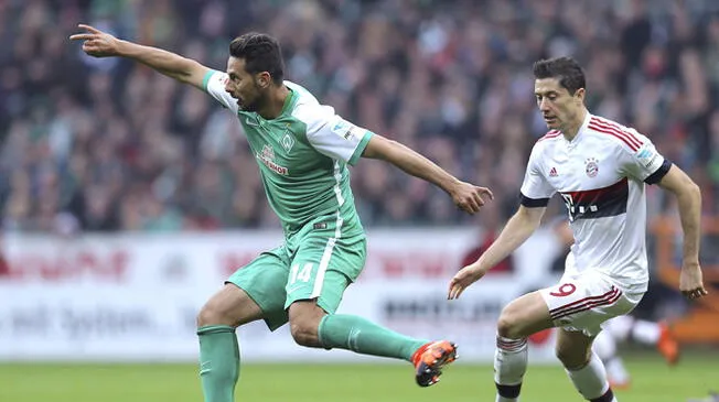 Claudio Pizarro y Robert Lewandowski durante un Werder Bremen-Bayern Múnich.