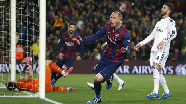 Jeremy Mathieu celebra un gol con el Barcelona al Real Madrid.
