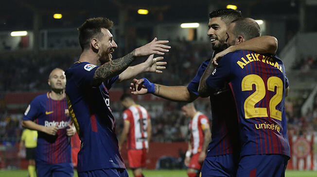 Lionel Messi, Luis Suárez y Aleix Vidal celebran el 2-0 del Barcelona ante el Girona.