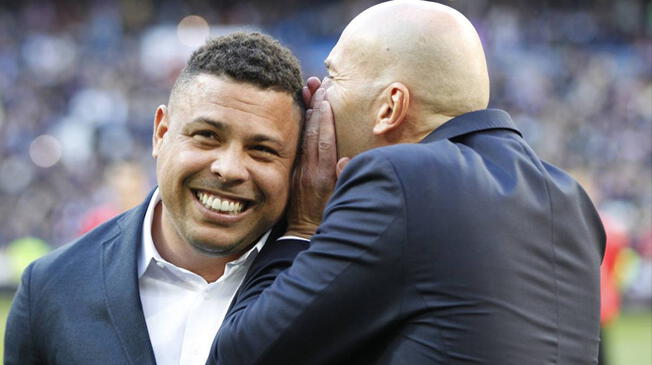 Ronaldo Nazario bromea con Zinedine Zidane.