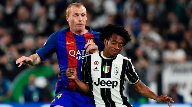 Jeremy Mathieu disputa un balón con Juan Guillermo Cuadrado durante aquel fatídico Juventus-Barcelona.