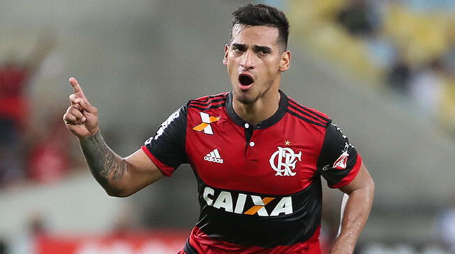Miguel Trauco durante un partido del Flamengo.