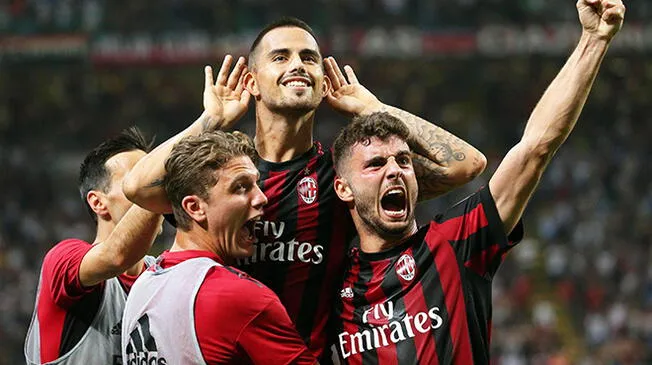 Suso celebra, junto a sus compañeros, un gol con el AC Milan al Cagliari.
