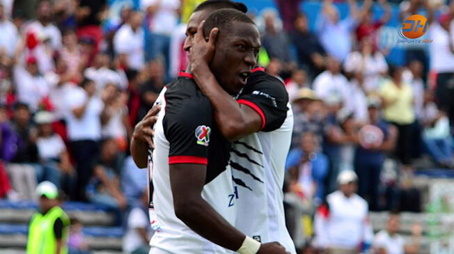 Luis Advíncula y Pedro Aquino celebran un gol de Lobos BUAP.