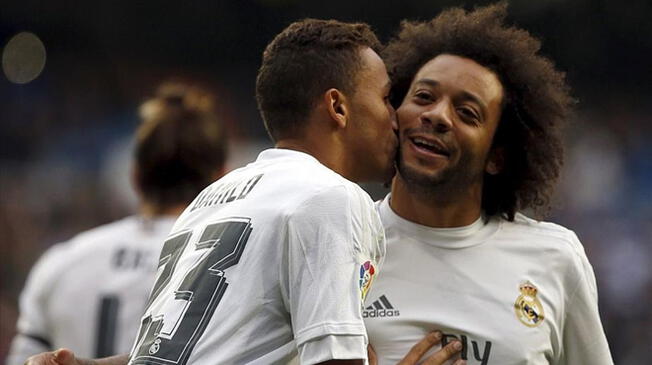 Danilo celebra un gol con Marcelo.