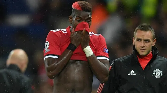 Paul Pogba se lamenta tras salir lesionado con el Manchester United.