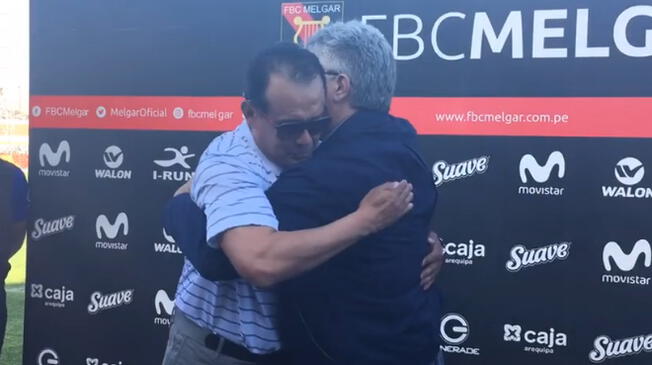 Juan Reynoso se quiebra durante su abrazo con dirigente de Melgar.