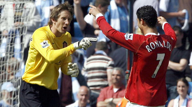 Edwin van der Sar festeja con Cristiano Ronaldo durante su etapa en el Manchester United.