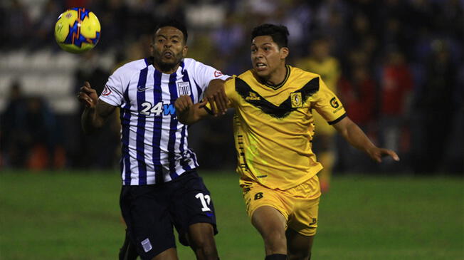 Lionard Pajoy disputa un balón en un Alianza Lima-Cantolao.