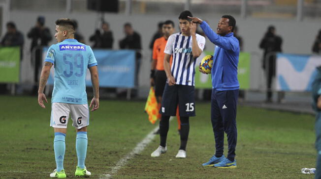 Pablo Zegarra da una indicación durante el Sporting Cristal vs. Alianza Lima.