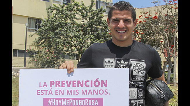 Aldo Corzo promoviendo la campaña "Ponte Rosa" 