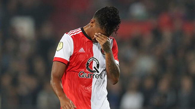 Renato Tapia se lamenta tras sufrir una lesión con el Feyenoord.