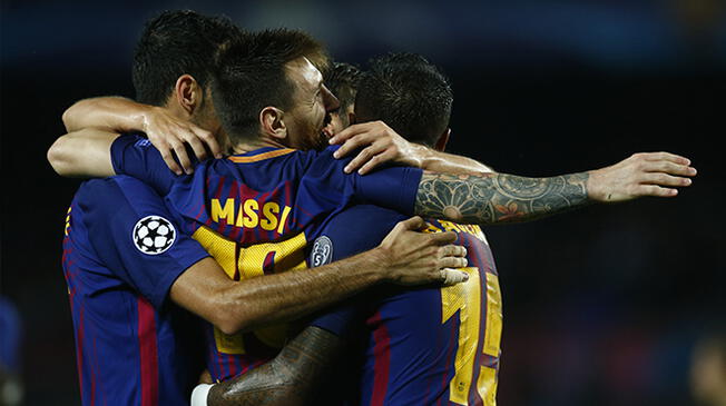 Lionel Messi celebra su golazo al Olympiakos con Luis Suárez y Paulinho.