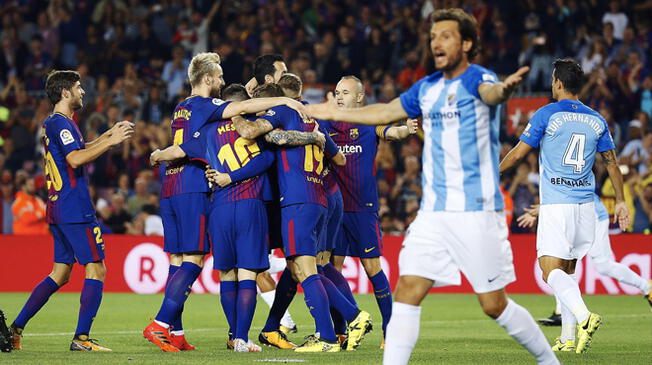 Los jugadores del Barcelona celebran el polémico gol de Deulofeu, los del Málaga se quejan.