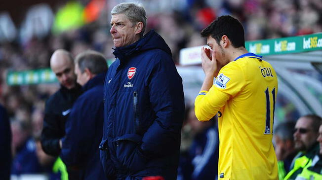 Arsene Wenger y Mesut Ozil durante un partido del Arsenal.