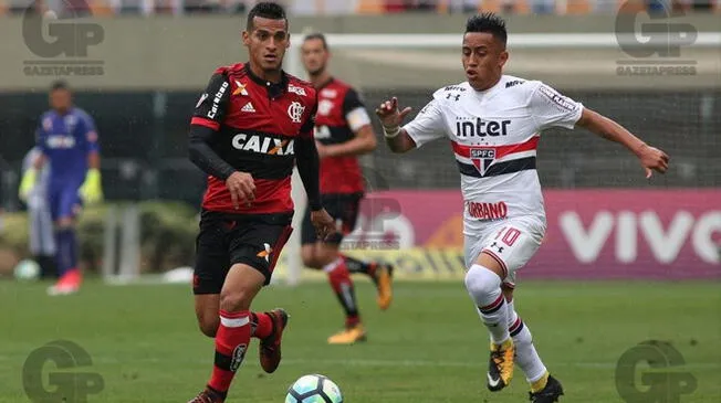 Miguel Trauco y Christian Cueva durante el Sao Paulo vs. Flamengo.