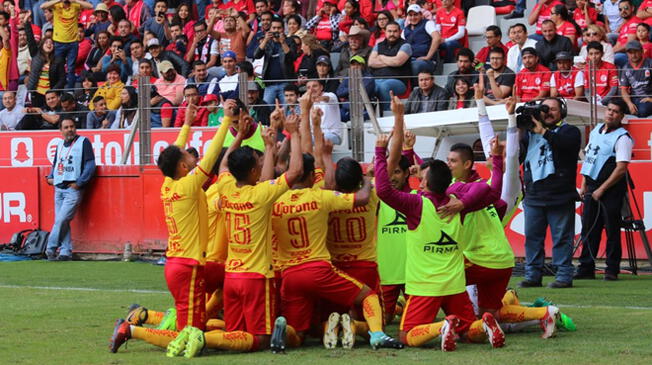 Los jugadores del Morelia celebran el gol de Diego Valdés al Toluca.