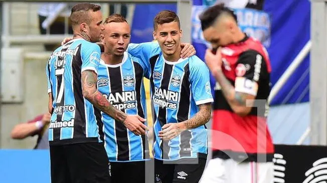 Beto da Silva celebra con Luan y Everton uno de los goles del Gremio ante Flamengo.
