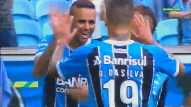 Luan celebra su gol con Beto da Silva.