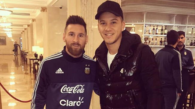 Lionel Messi y Sebastián Driussi posan para la foto.
