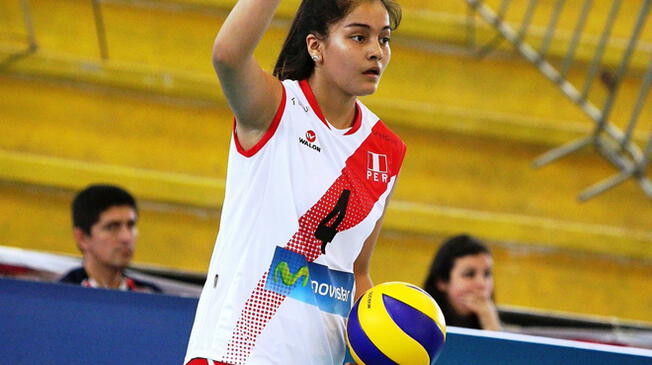 Alessandra Chocano durante un partido con la selección juvenil de Perú.
