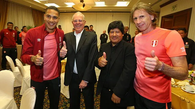 Guerrero, PPK, Oviedo y Gareca posan en la previa de un partido de Perú.