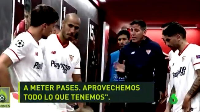 Eduardo Berizzo arenga a los jugadores del Sevilla durante el entretiempo.
