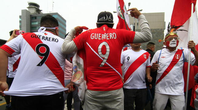 Selección Peruana: Papa Francisco firmó una camiseta de Paolo Guerrero [VIDEO]