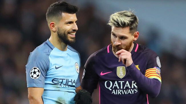 Lionel Messi conversa con Sergio Aguero, figura del Manchester City.