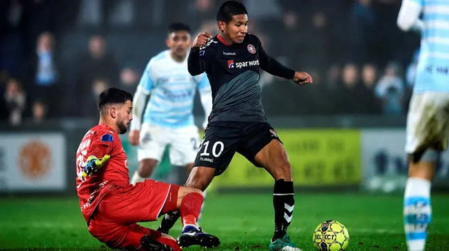 Edison Flores durante el partido del Aalborg BK ante FC Helsingør.