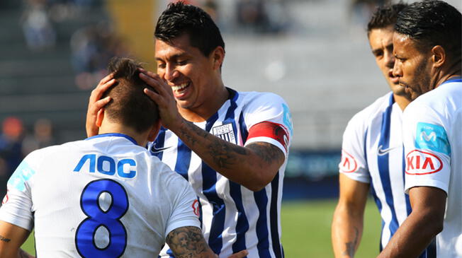 Rinaldo Cruzado celebra un gol con Alejandro Hohberg.
