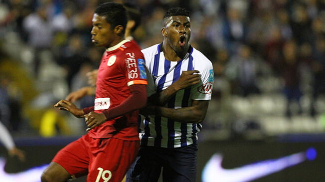 Carlos Ascues celebra un gol con Alianza Lima a Universitario.