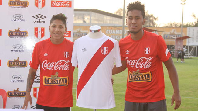 Raúl Ruidíaz y Renato Tapia durante la presentación de la camiseta de la Selección Peruana versión 2014.