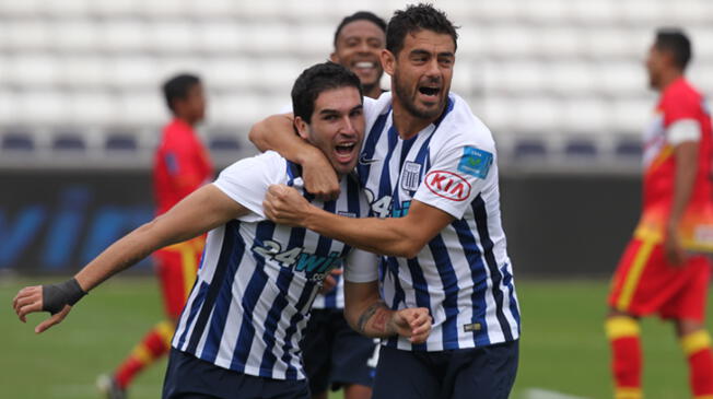 Lionard Pajoy y Luis Aguiar celebran un gol a Sport Huancayo.