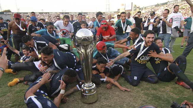Los jugadores de Alianza Lima celebran el título nacional.