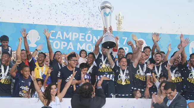 Los jugadores de Alianza Lima celebran con la copa de campeón.
