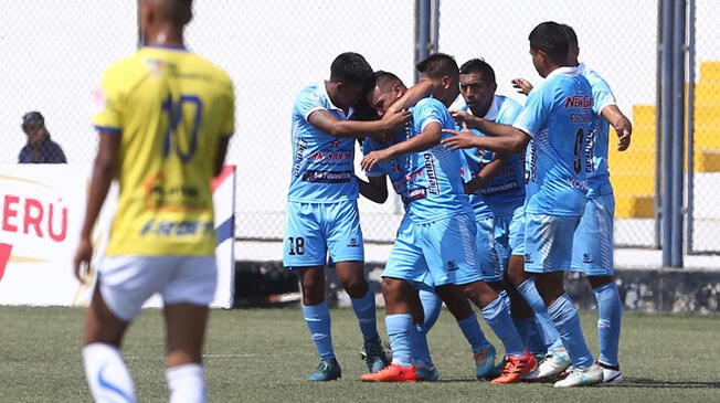 Los jugadores de Deportivo Binacional celebran un gol en la Copa Perú.