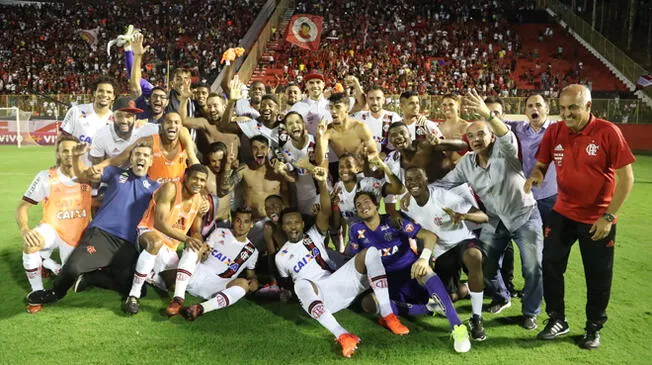 Los jugadores del Flamengo celebran la clasificación a la Copa Libertadores 2018.