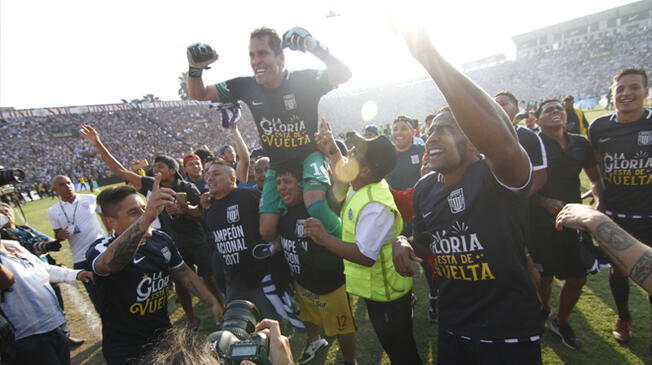 Leao Butrón, cargado en hombros durante las celebraciones de Alianza Lima.