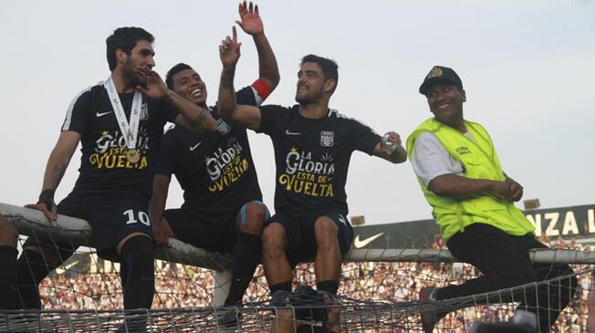 Luis Aguiar celebra el título de Alianza Lima con Germán Pacheco y Rinaldo Cruzado.