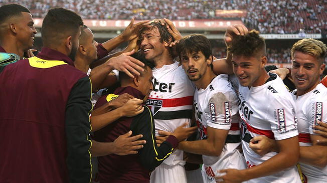 Christian Cueva abraza a Diego Lugano tras el final del partido del Sao Paulo ante Bahía.